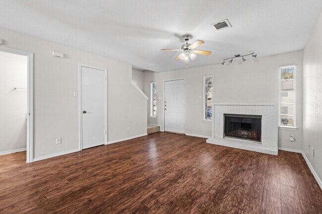 Foto del edificio - River Crossing ATX - Townhome - 2bd/2.5ba - W/D - Close to Downtown - $1395