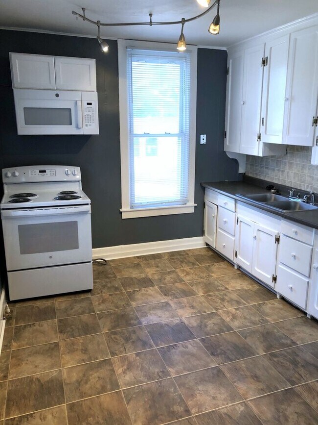 Building Photo - 3-4 Bed Ranch House - New Appliances, Carp...