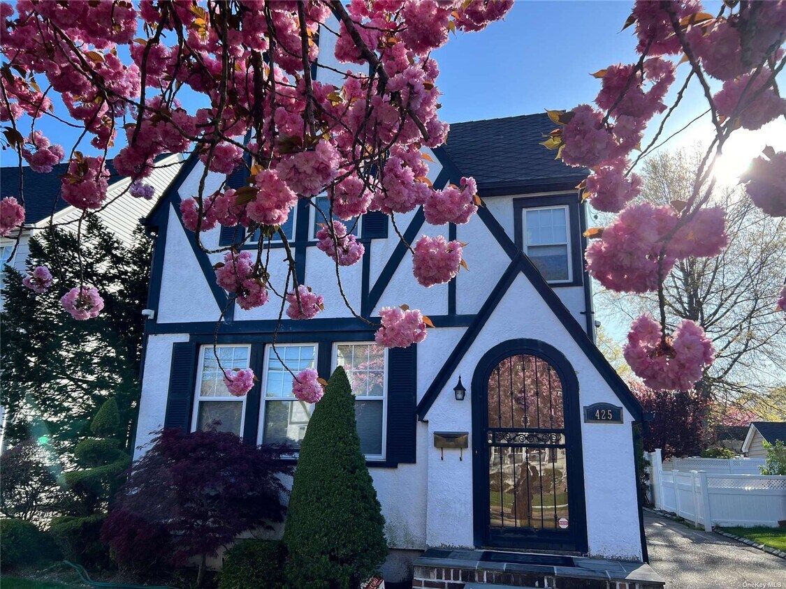 Primary Photo - 425 Marcellus Rd