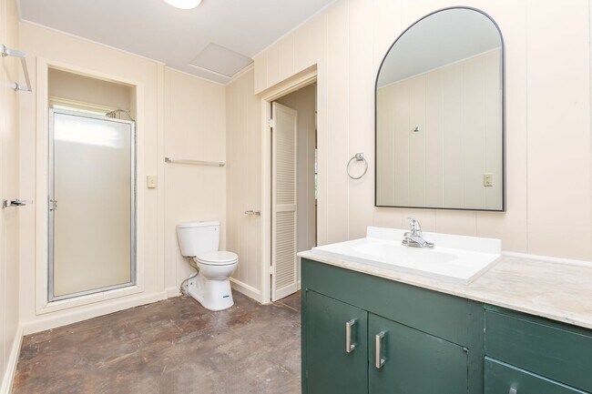 Foto del edificio - Rare Find: Tantalus Rustic Charm: Large: 1 Bdr/1 Bth:- Electric Included