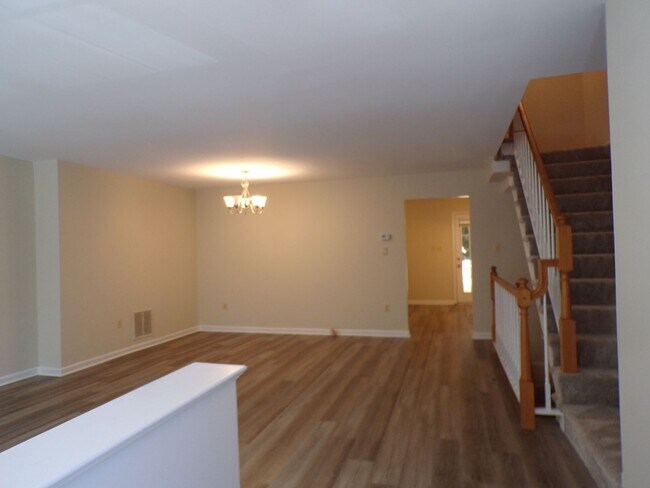 Building Photo - Three Bedroom Townhouse Conveniently Located In Springfield