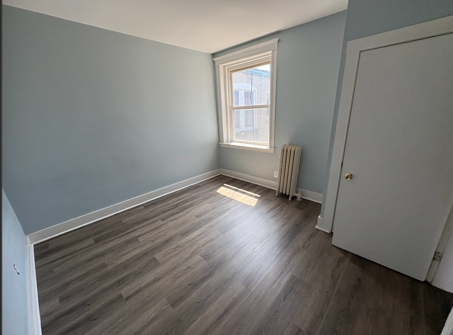 Building Photo - Beautiful 3 bed with in unit laundry and balcony GREAT DEAL for 9/1/26