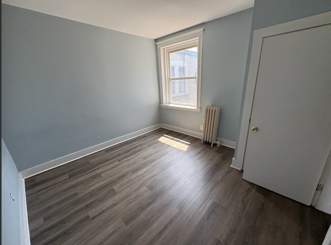 Foto del edificio - Beautiful 3 bed with in unit laundry and balcony GREAT DEAL for 9/1/26