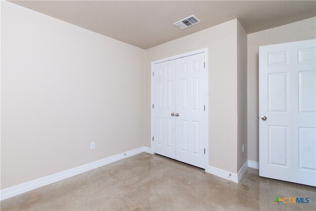 Foto del edificio - 806 Meadow Cir