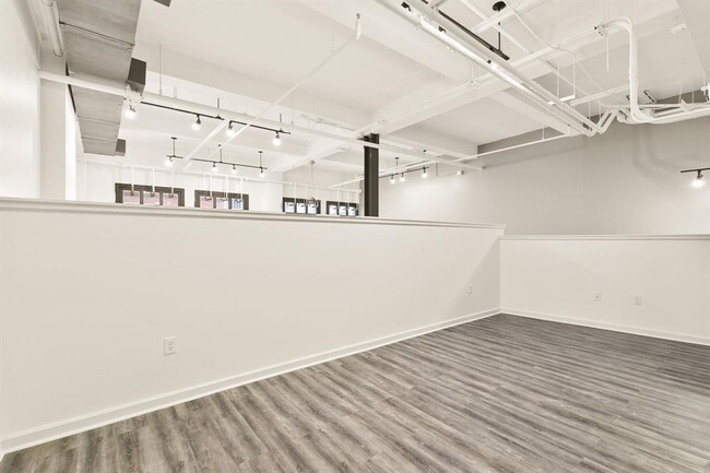 Building Photo - 604 Main St