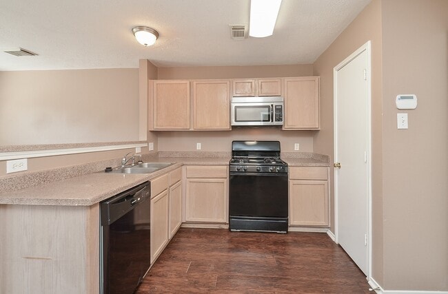 Building Photo - 17327 Davenway Dr