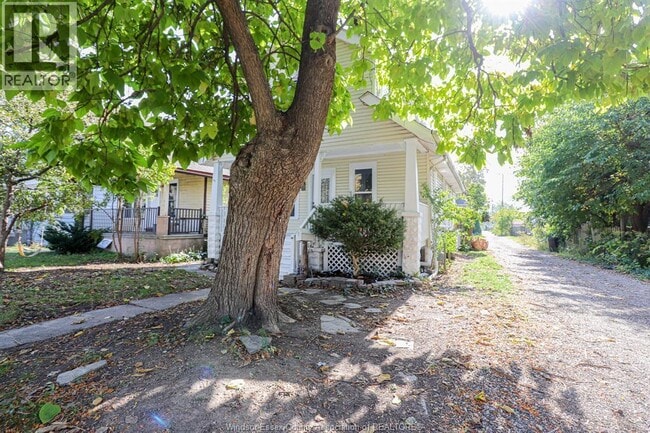 Building Photo - 459 Ellis St W