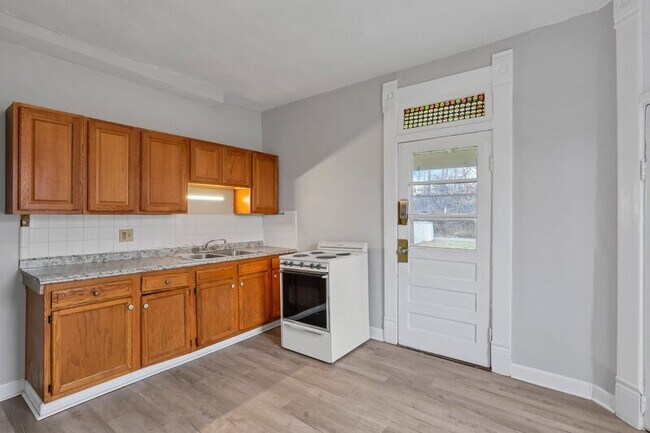 Building Photo - 220 S Yale Ave
