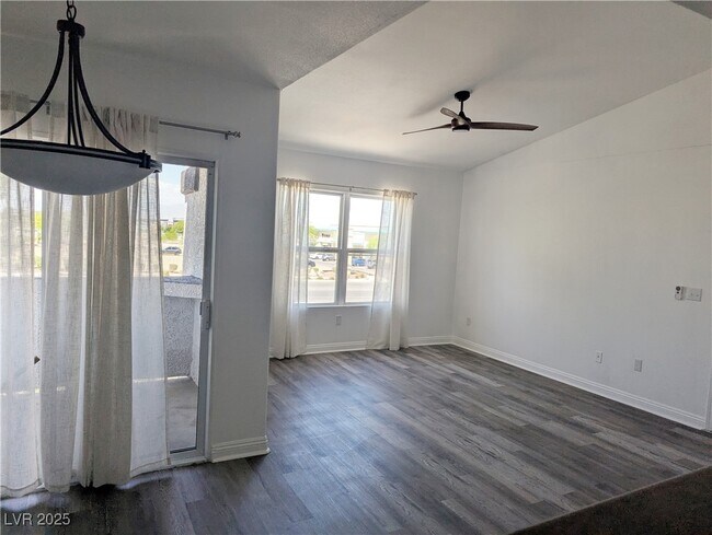Foto del edificio - 7255 W Sunset Rd