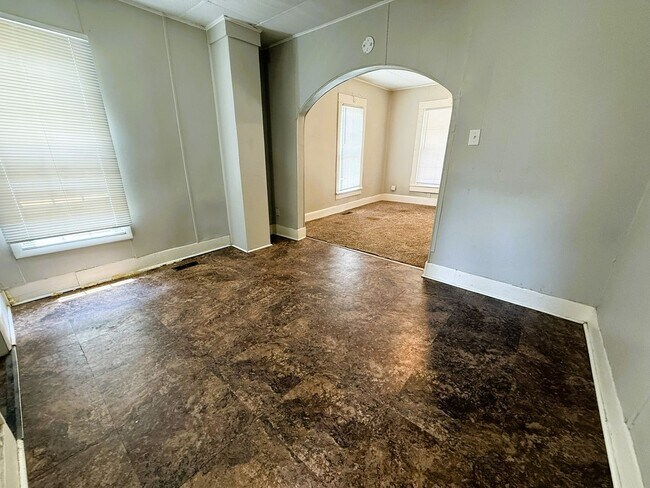 Foto del edificio - Charming 2-Bedroom Home with Detached Garage & Spacious Yard