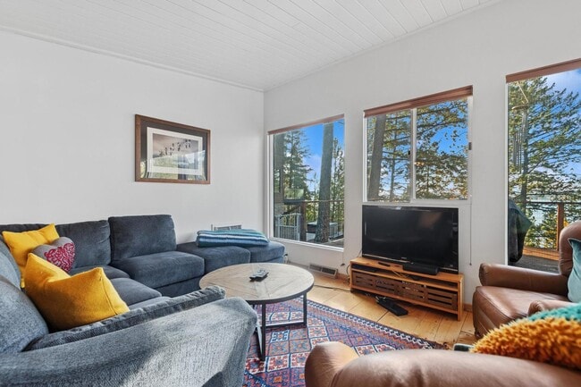 Building Photo - Whitefish Home with Great Lake Views