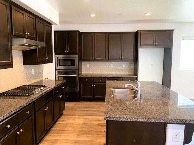 Building Photo - GORGEOUS 4 BED 3BATH HOME - DOWNSTAIRS BED...