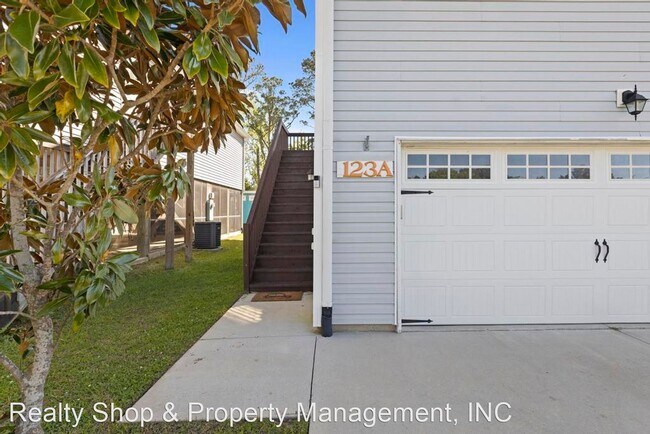 Building Photo - 3 br, 3 bath House - 123A James Avenue