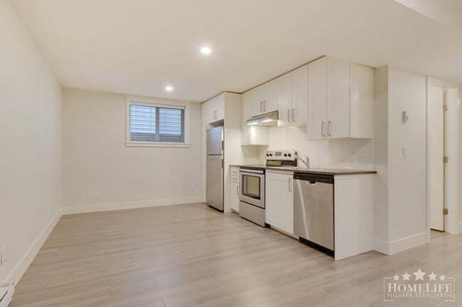 Building Photo - Bright 2 Bed 1 Bath Basement Suite for Rent in South Surrey