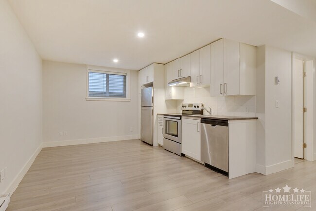 Photo du bâtiment - Bright 2 Bed 1 Bath Basement Suite for Rent in South Surrey