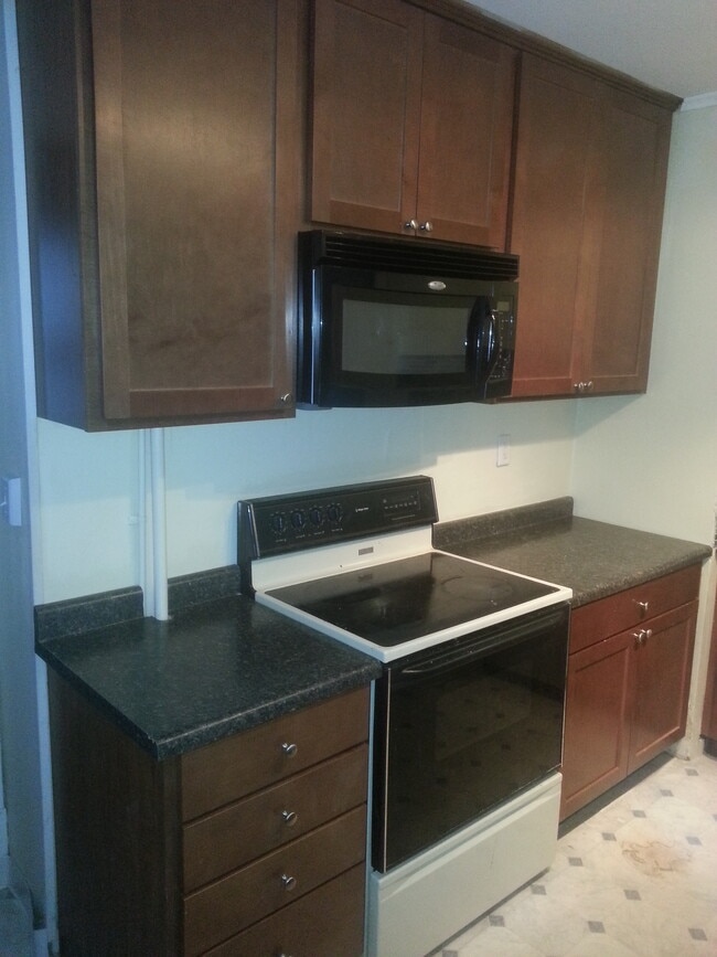 Building Photo - 627 Ontario St SE