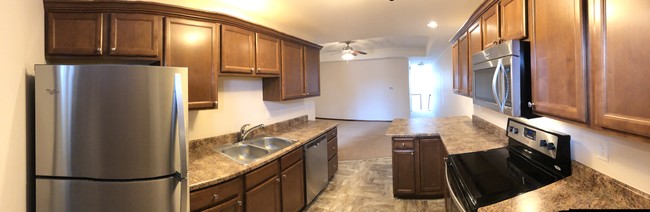 Kitchen and bar area open to living room - 1884 Wrigley St