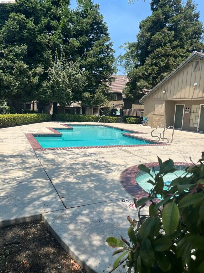 Building Photo - 2207 Lakeview Cir