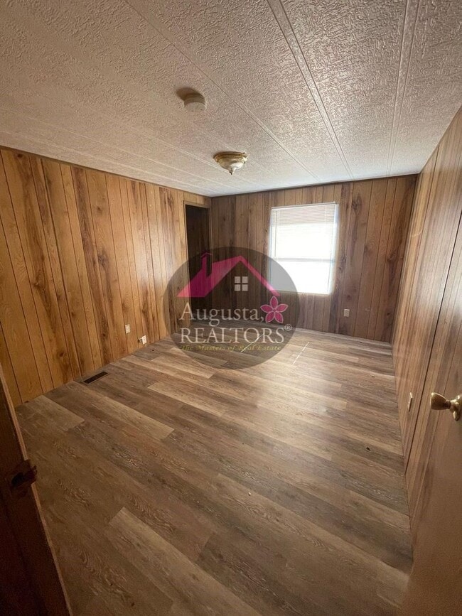 Building Photo - Spacious 3 bedroom home in Merkel!