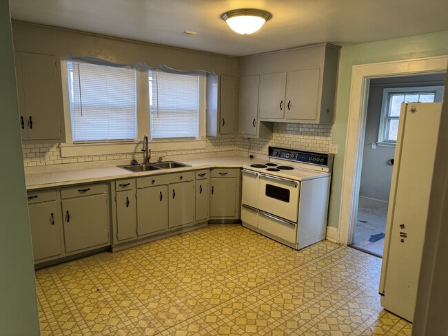 Building Photo - 14 Sulphur Springs Rd