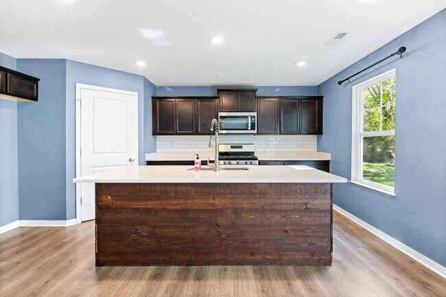 Foto del edificio - Now Leasing! Comfortable Family Home on Ke...