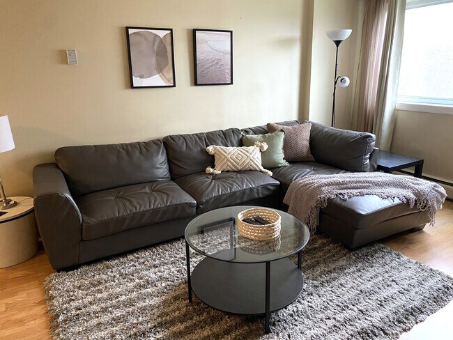 Photo du bâtiment - 9710-105 105 St NW