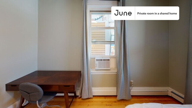 Foto del edificio - Private bedroom in 4 bed/1 bath Home