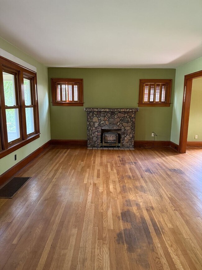 Foto del edificio - Pet-Friendly 3-Bedroom Elyria Home with $1,500 Total Monthly Price!