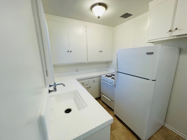 KITCHEN - 1605 N MARTEL Ave