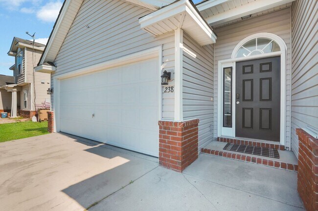 Building Photo - Centrally Located Ranch Home in Richmond Hill