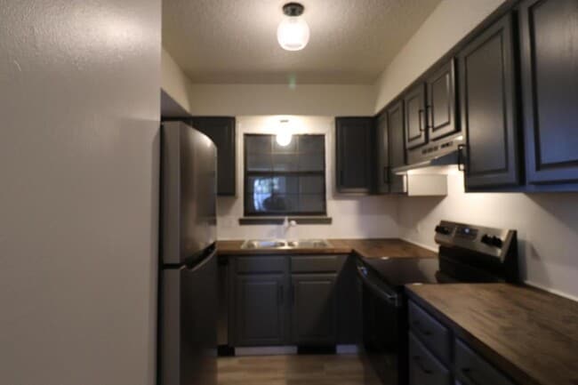 Building Photo - 1221 S Park Ave