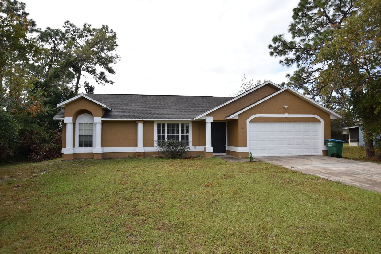 Foto principal - 3 bedroom, 2 bath home with over 1600 sqft...