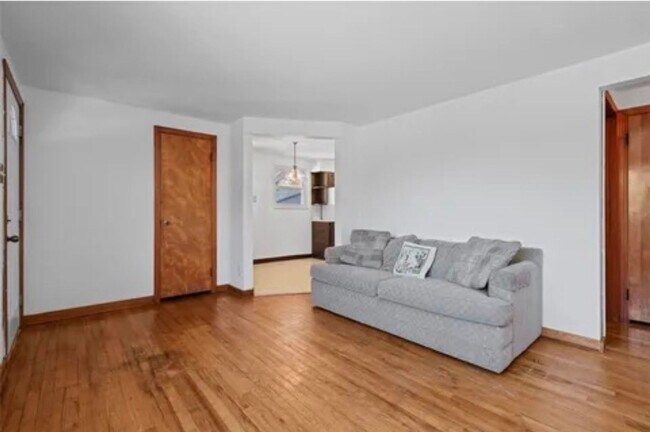 Foto del edificio - 2143 Plainview Ave