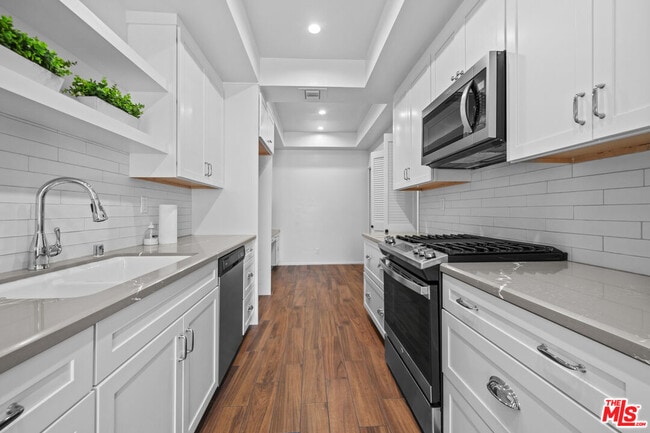 Building Photo - 1167 S Roxbury Dr