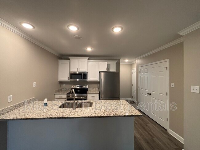 Building Photo - 1422 S Cedar St