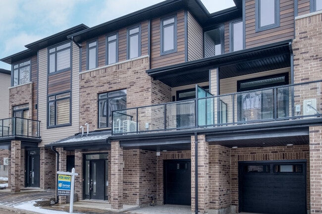 Building Photo - MODERN THREE ROW TOWNHOME IN SOUTHEAST LONDON