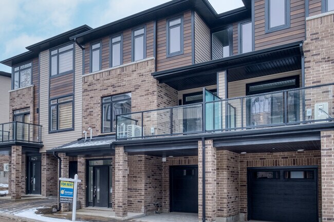 Photo du bâtiment - MODERN THREE ROW TOWNHOME IN SOUTHEAST LONDON