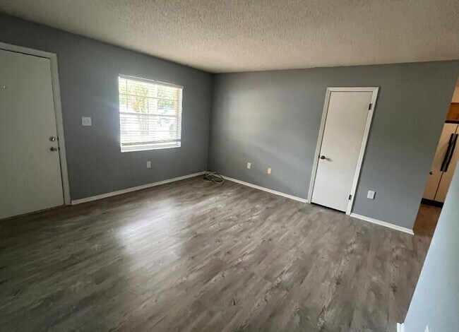 Building Photo - 98 Surf Dr