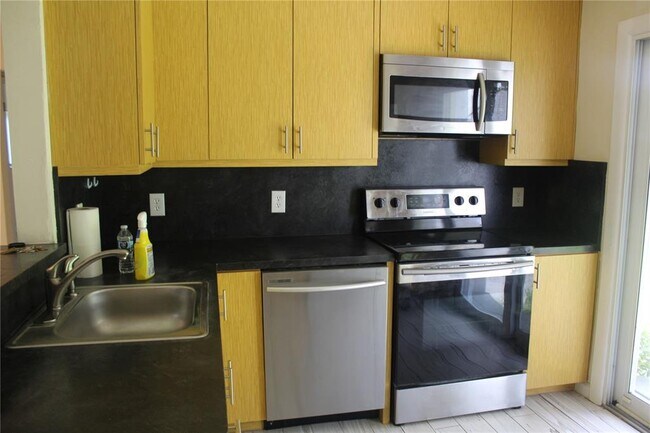 Building Photo - 4541 SW 25th Ave