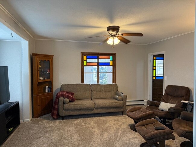 Foto del edificio - Charming Character Home with Screened Porch & Main Floor Laundry in North Branch