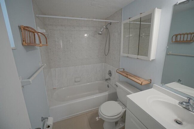 Foto del edificio - 1432 S Lakeside Dr