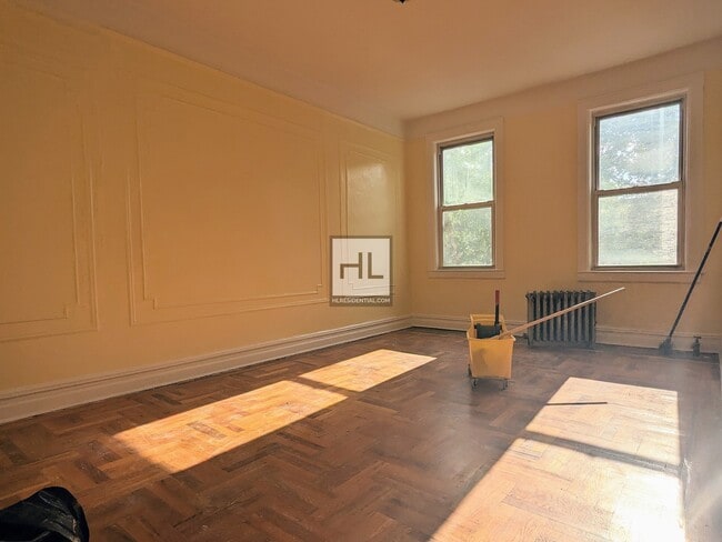 Foto del edificio - Huge, Renovated Sunnyside apartment