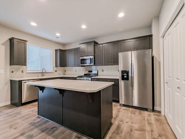 Foto del edificio - **Move-In Special** Stunning 5 bed, 2.5 ba...