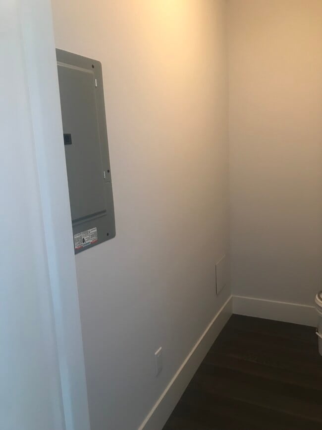 Building Photo - 538 7th Av W