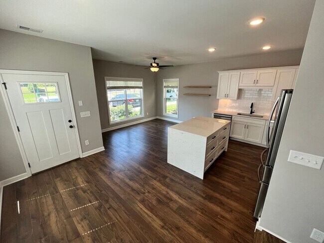 Building Photo - 6046 Ivory Ln