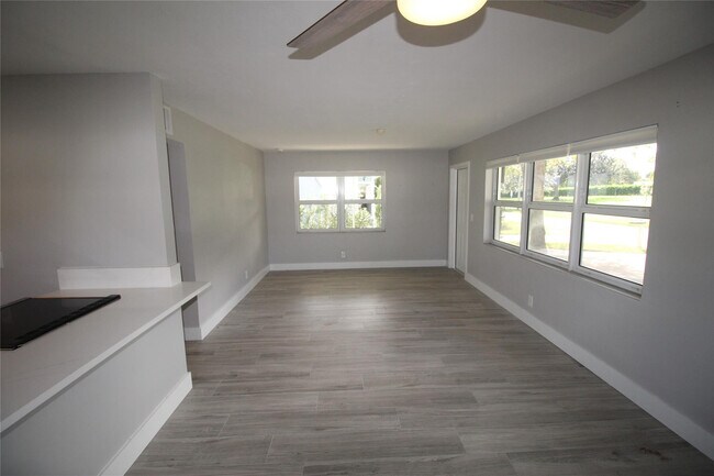 Foto del edificio - 241 NW 1st Ave