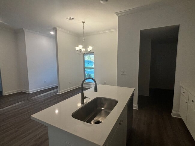 Building Photo - ****JUST REDUCED!!PLUS 1ST MONTHS RENT IS ...