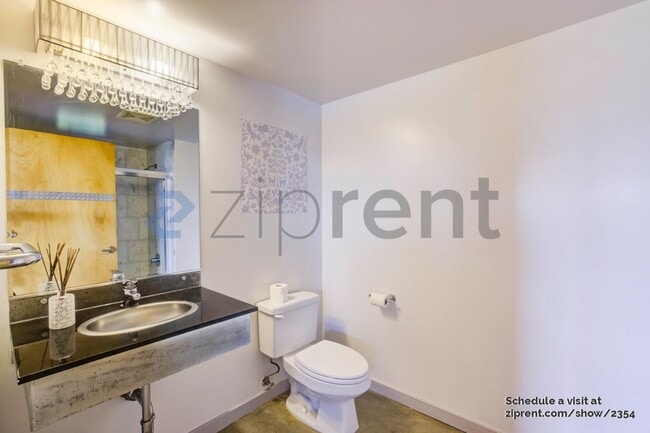 Building Photo - Unit 214