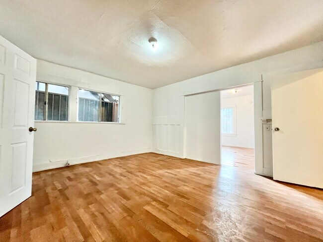 Foto del edificio - 1361 W Temple St