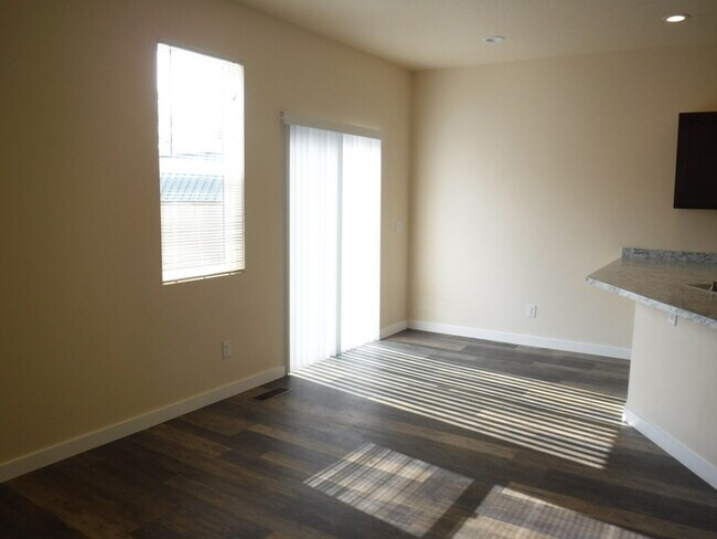 Foto del edificio - Newer side by side duplex